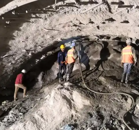 瓮安拱顶带模注浆料的施工流程及注意事项